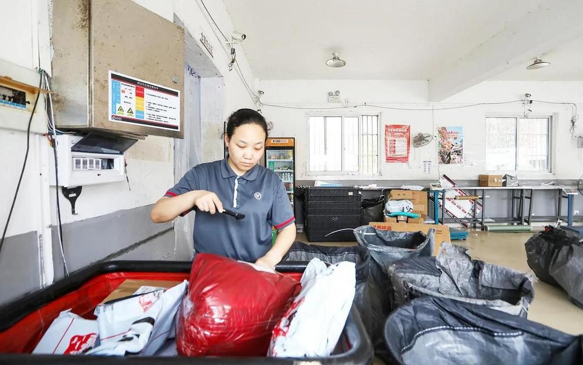 顺丰快递员入职全解析：流程、职责与福利揭秘